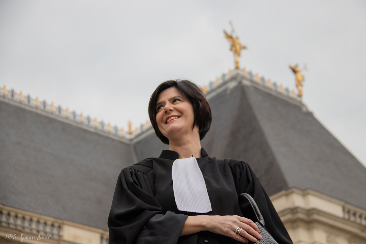 Madame LE GRATIET devant l'Elysée